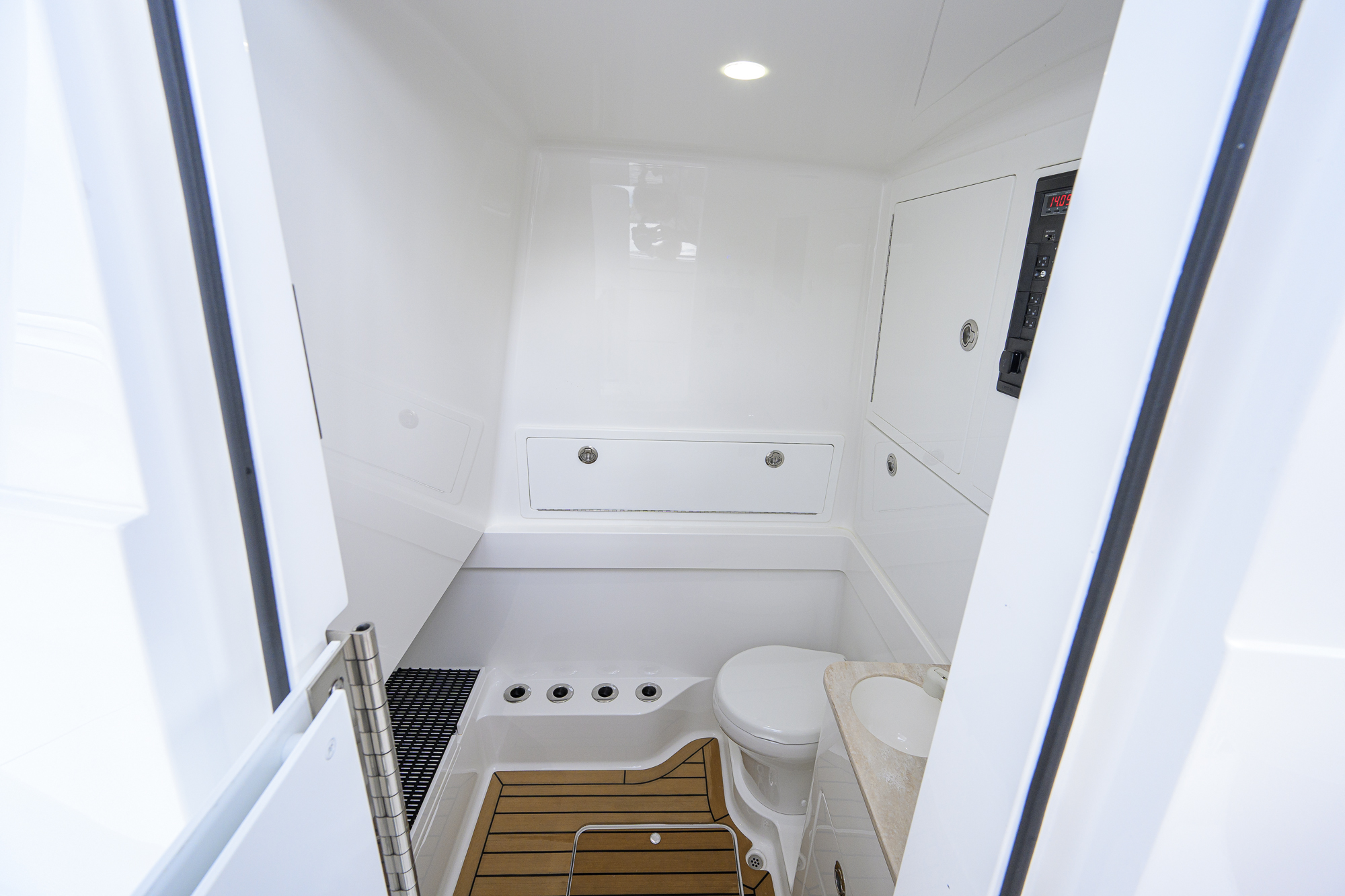 Overbooked yacht photo 84