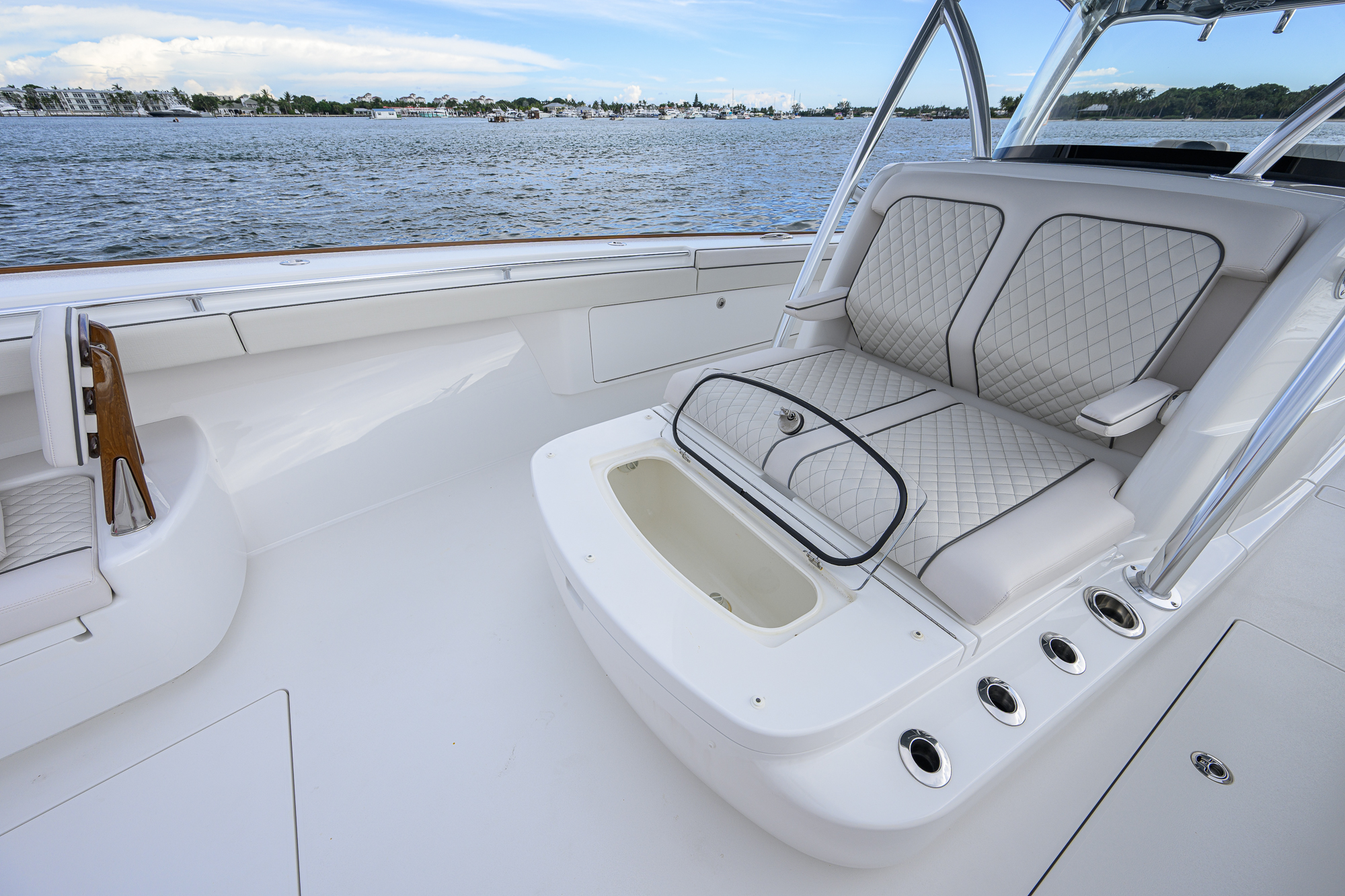 Overbooked yacht photo 48