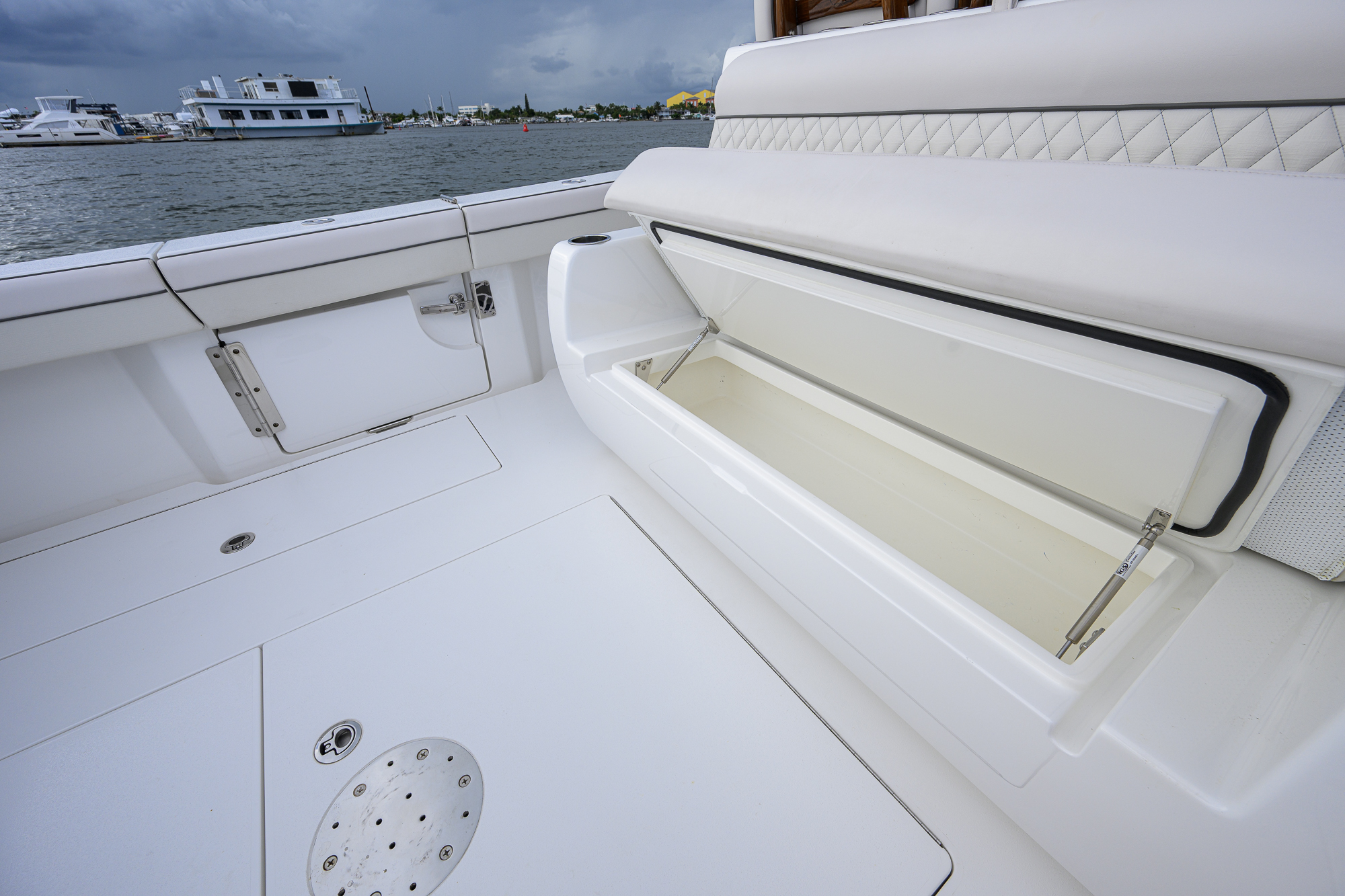 Overbooked yacht photo 62