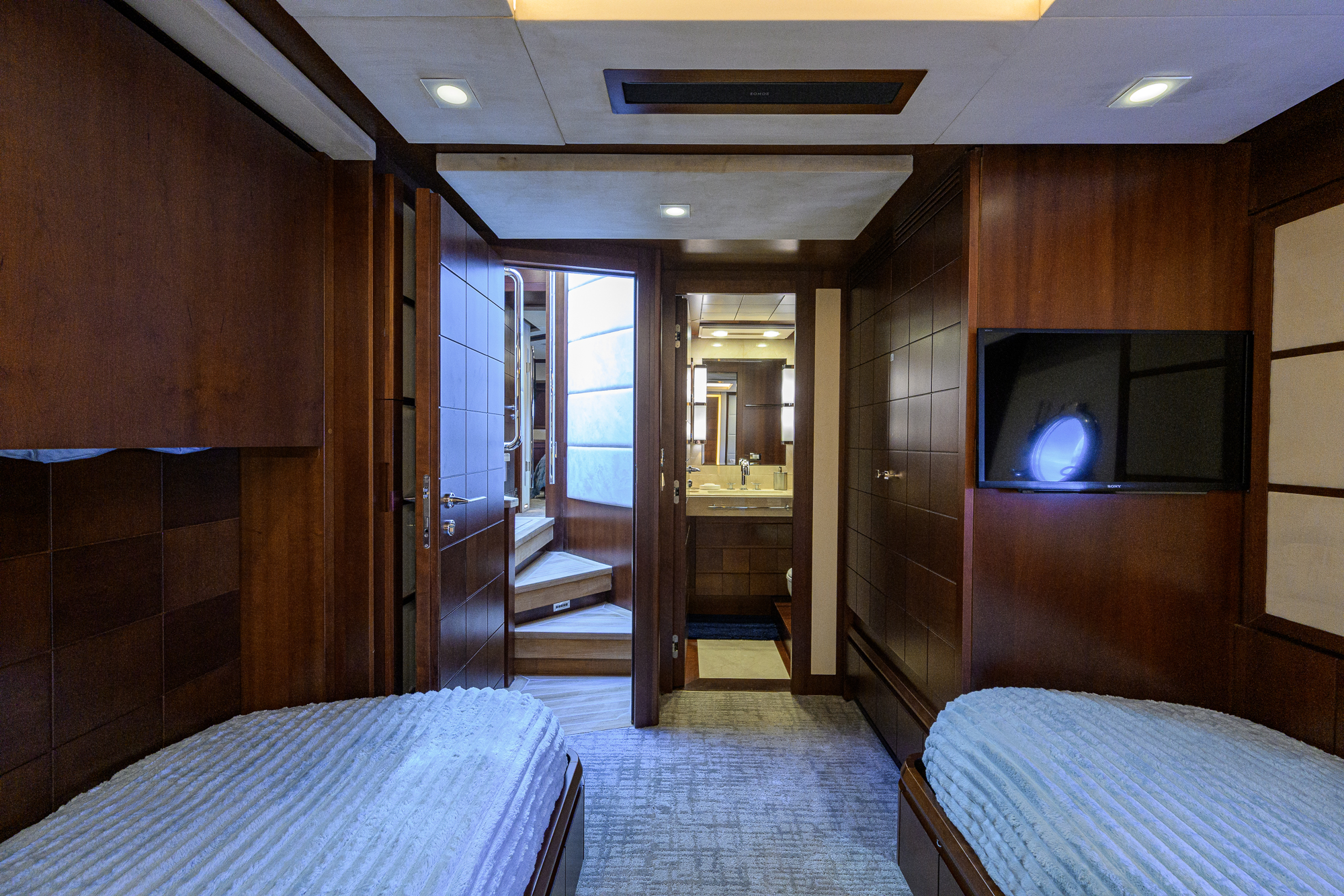 Beautiful M yacht photo 94