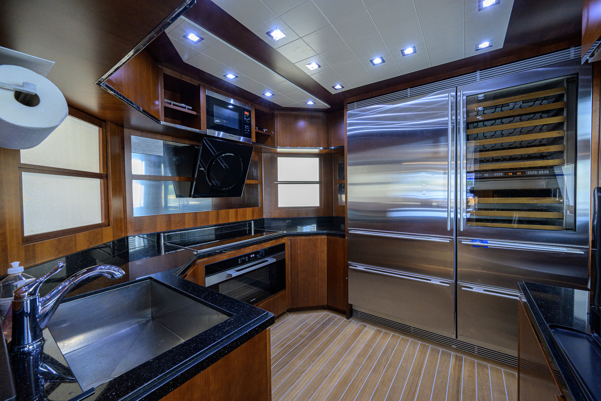 Beautiful M yacht photo 145