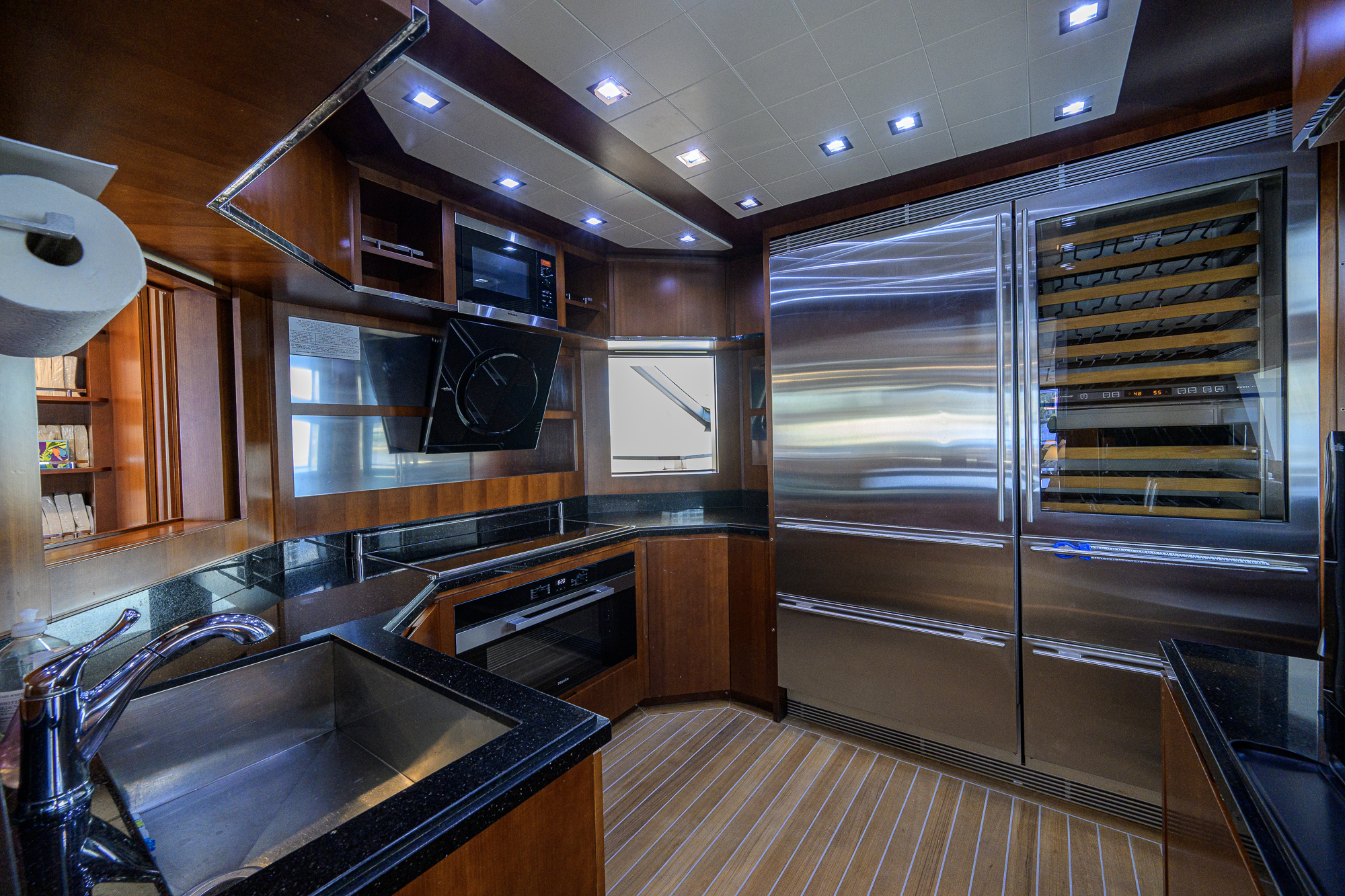 Beautiful M yacht photo 151