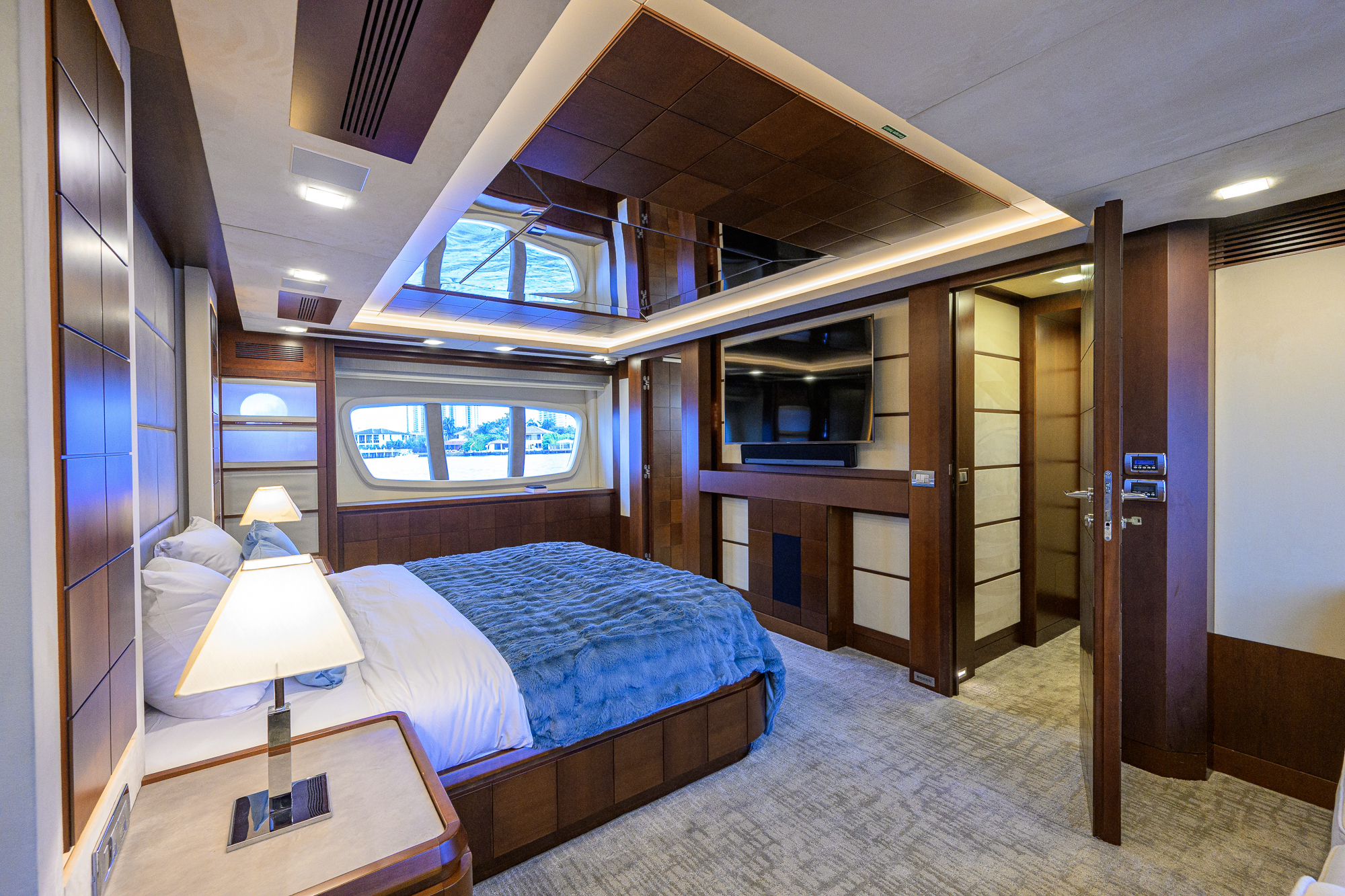 Beautiful M yacht photo 192