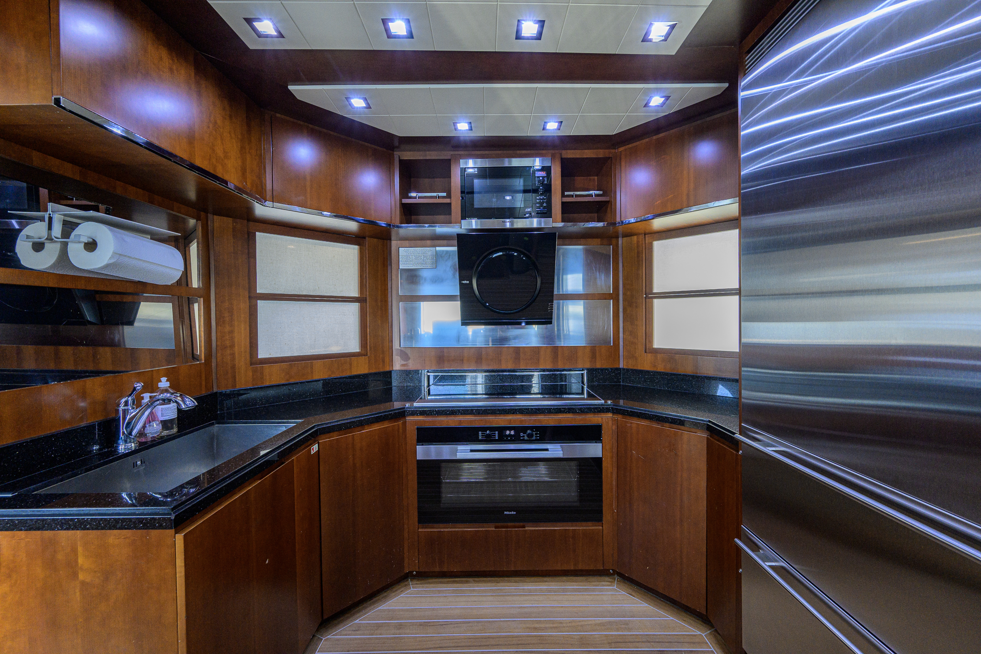 Beautiful M yacht photo 147